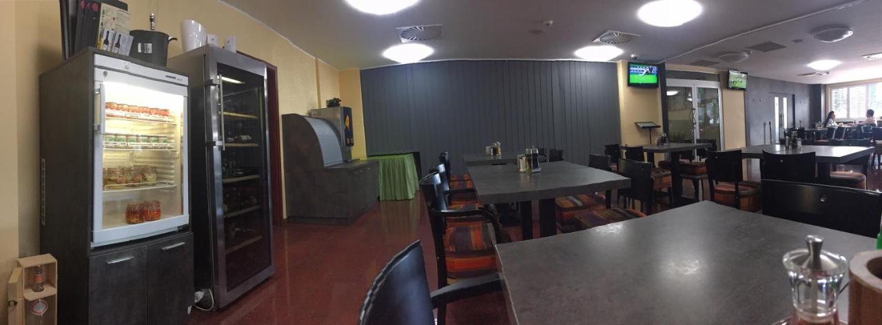 Hotel Arena โคมูตอฟ ภายนอก รูปภาพ