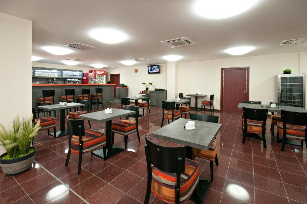 Hotel Arena โคมูตอฟ ภายนอก รูปภาพ