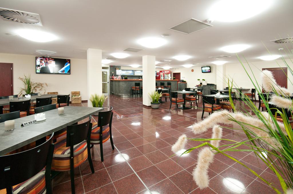 Hotel Arena โคมูตอฟ ภายนอก รูปภาพ